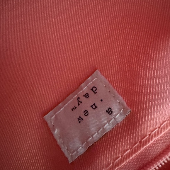 4/$25 Coral “A New day” Quilted Crossbody Bag with Gold Clasp - Picture 4 of 6